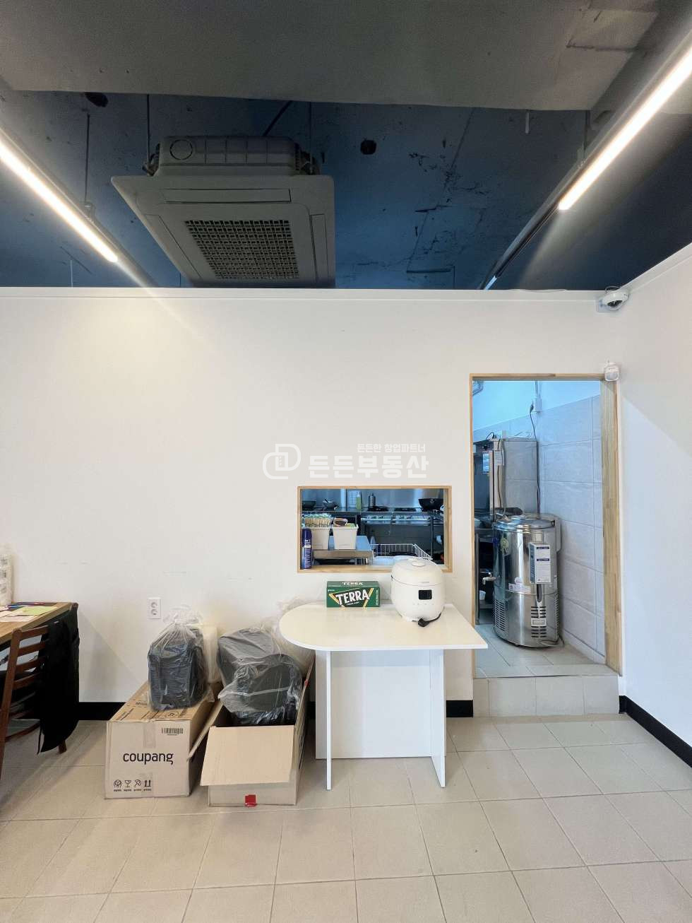 부산 남구 대연동 부경대 정문 앞 대로변 인근 깔끔한 내부 인테리어 월세 매물번호 11533 사진 2