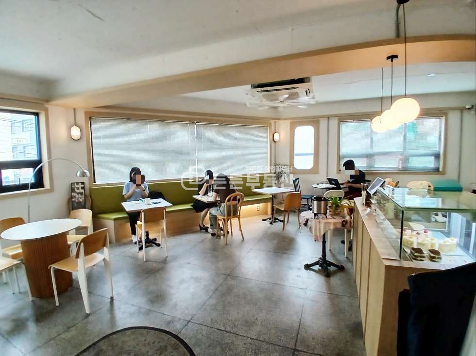 부산 부산진구 전포동 전포사잇길 핫플 입지. 사거리 코너 건물 2층 카페 임대 월세 매물번호 10385 사진 1