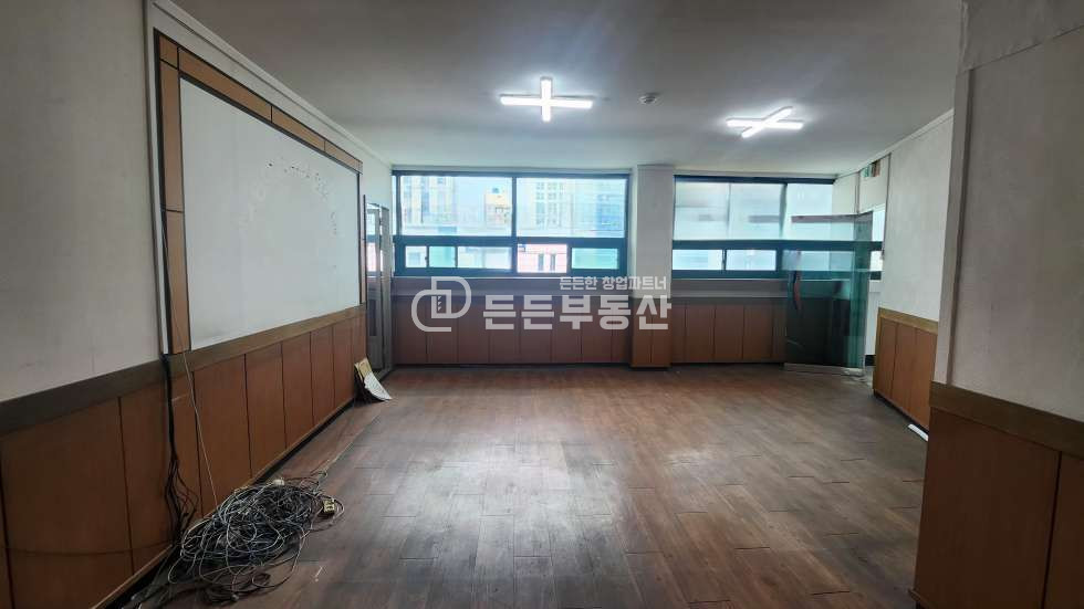 부산 동래구 수안동 수안역 모서리 건물 월세 매물번호 11751 사진 1